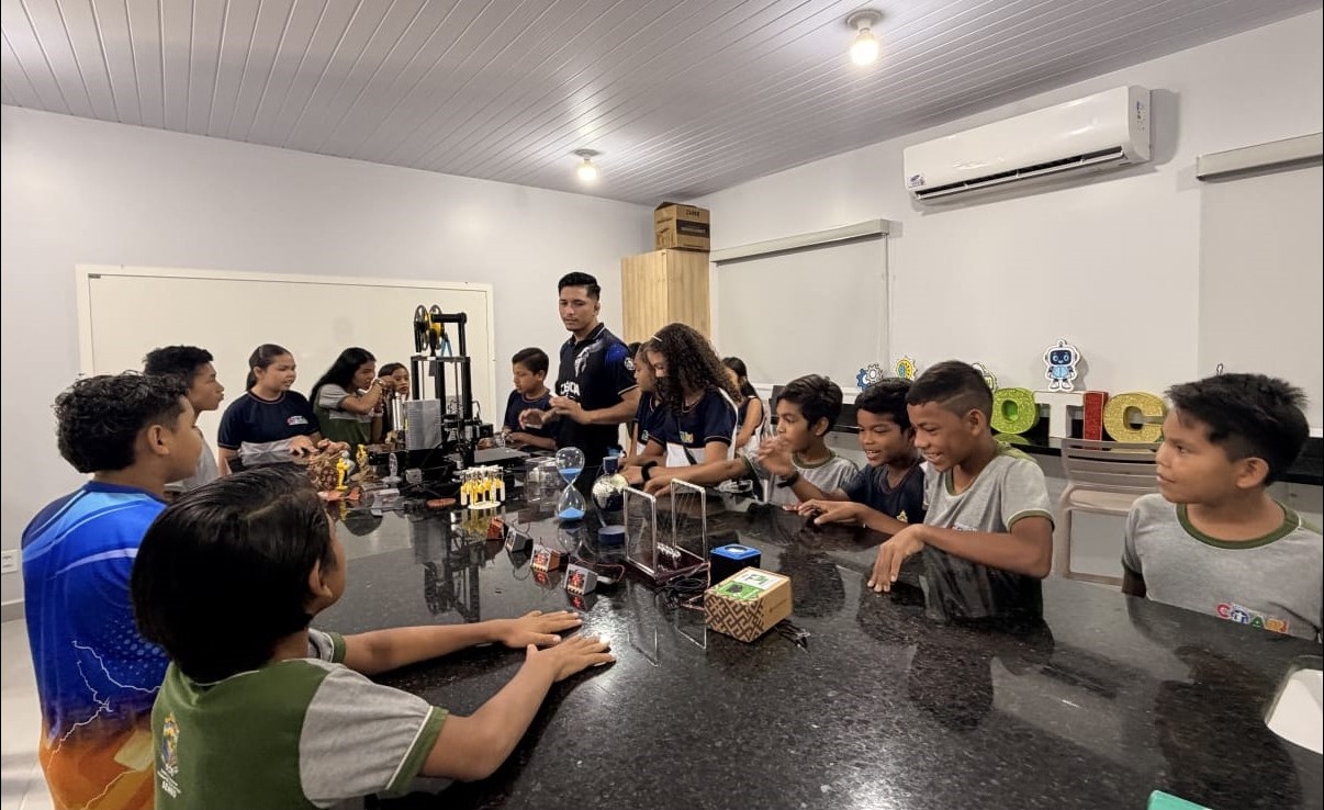 Estudantes da rede municipal de Coari participam de oficina com kits de robótica e ciência durante a 2ª Semana de Ciência e Tecnologia da Semed