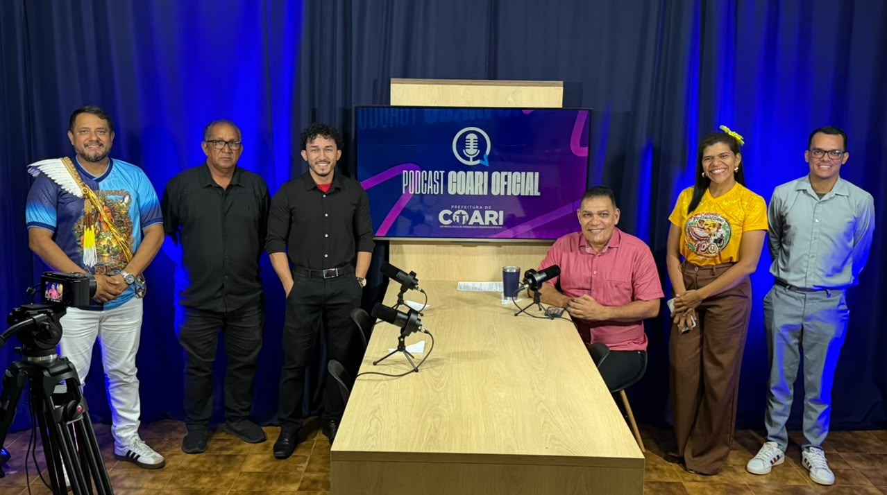 Representantes de agremiações do Festival Cultural de Coari 2026 durante gravação do podcast Coari Oficial