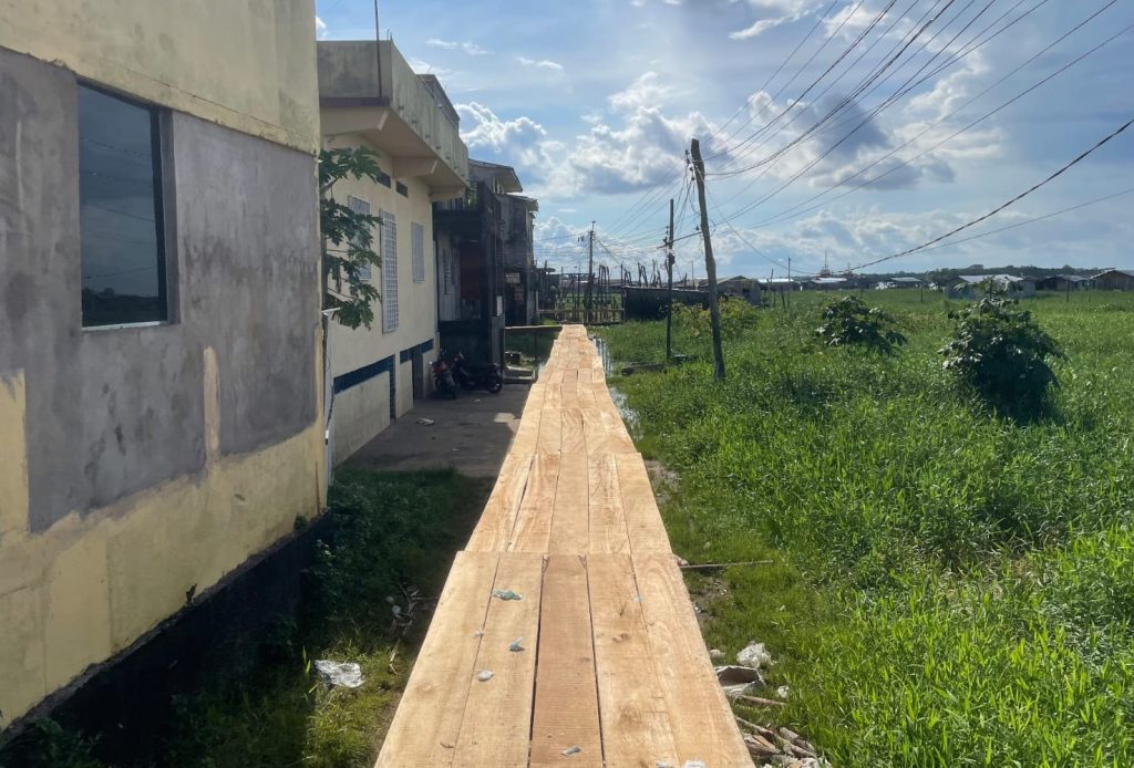 Prefeitura de Coari reforça construção de pontes provisórias para garantir mobilidade durante período de cheia